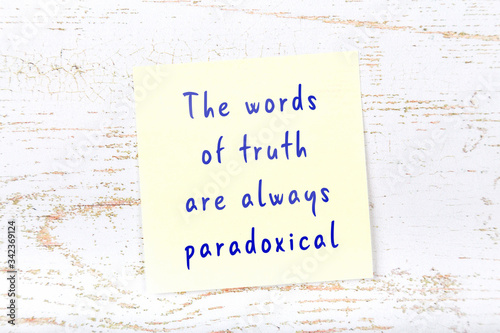 Quadro su tela Wise quote on sticky note on wooden wall