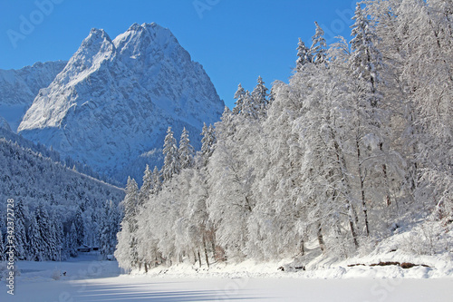 Tief winterlicher Riessersee in Garmisch-Partenkirchen photo