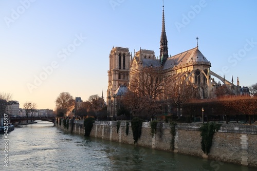 Cathédrale Notre-Dame de Paris au bord de la Seine, au soleil couchant, avec sa flèche avant l'incendie du 15 avril 2019 (France)