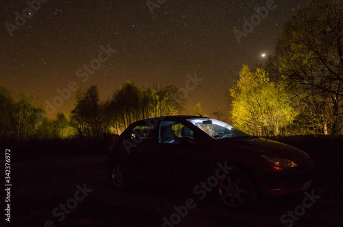 Samochód na tle nocnego nieba