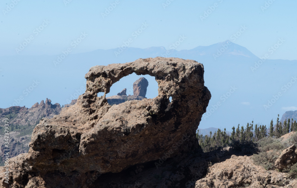 Ventana de roca con vistas a monumento natural