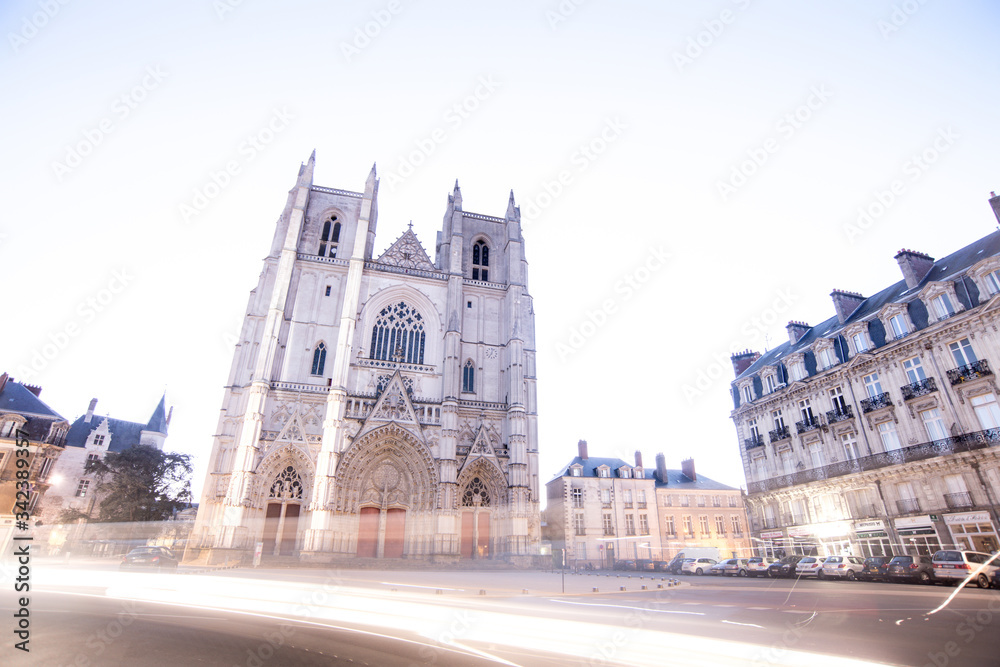 cathédrale de la ville de Nantes au première lueur du jour