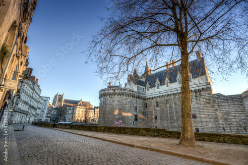 rue pavé avec un château au lever du soleil dans le centre ville de Nantes en France photo