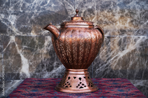 Cuadro en lienzo Retro vintage teapot on table. Antique turkish coffee pot