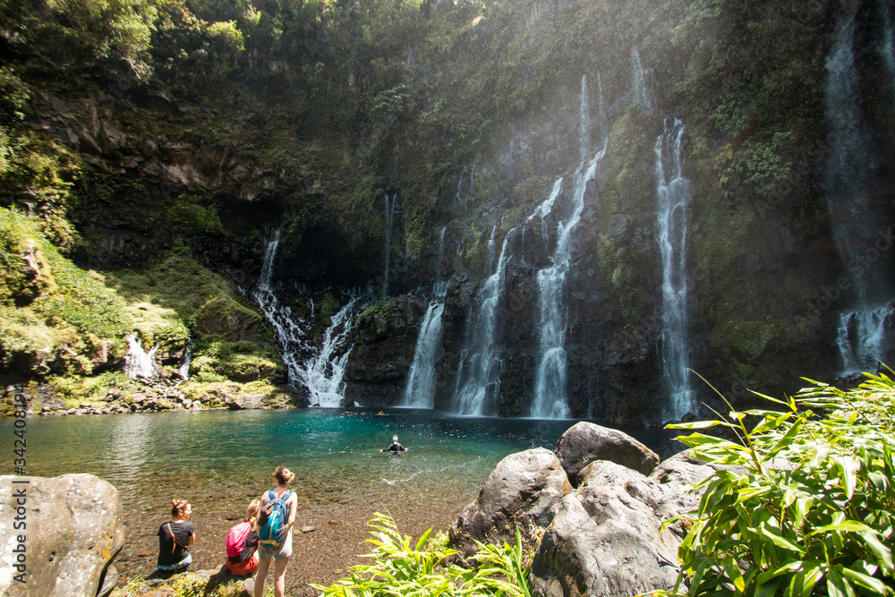 Cascade sur Ile de la réunion avec une bleu turquoise Stock Photo ...