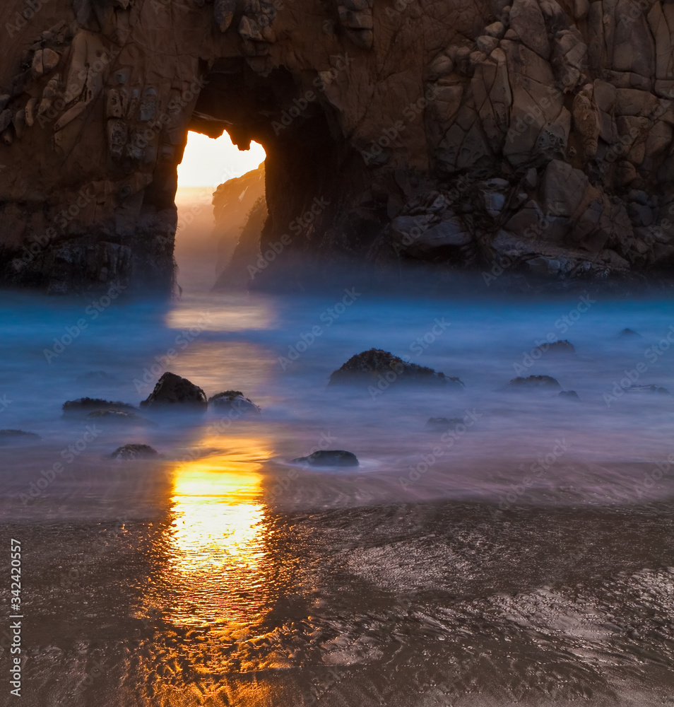 Ταπετσαρία Sunset Through Portal in Pfeiffer Beach Arch at Pfeiffer Beach,Pfeiffer Big Sur