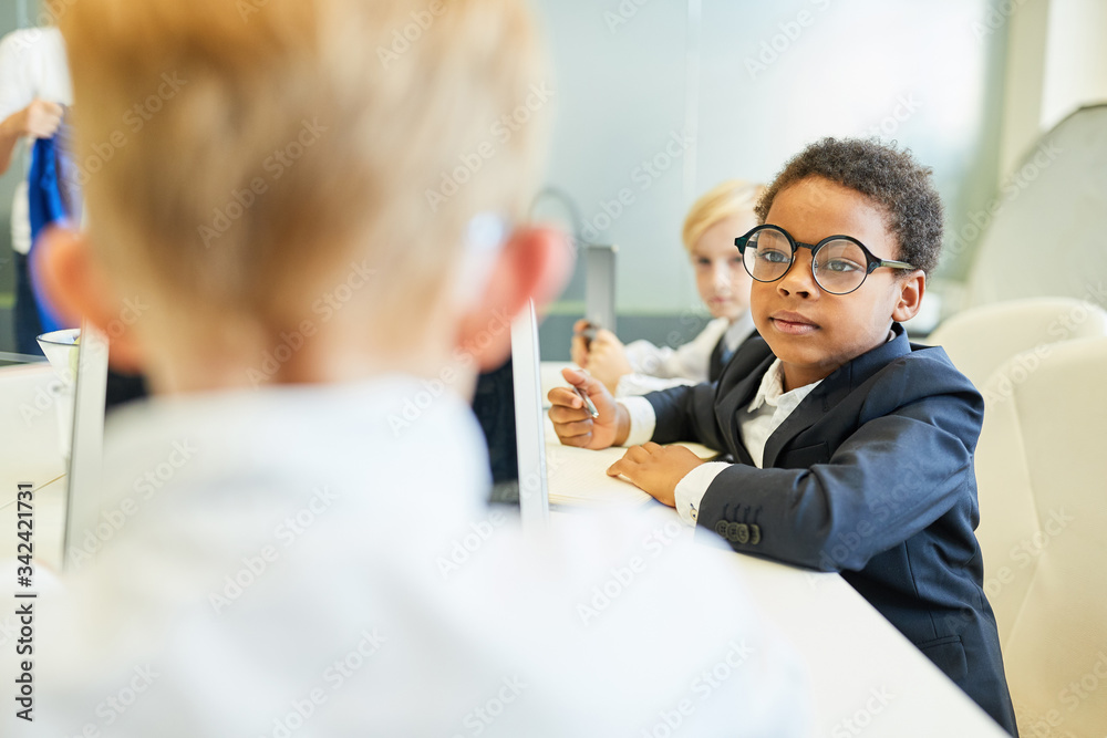 Kinder als Geschäftsleute im Computer Workshop Kinder als Geschäftsleute im Computer Workshop