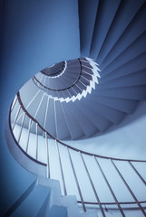 Fotobehang Trappen Blauwe spiraaltrap met metalen leuning  © pbnash1964
