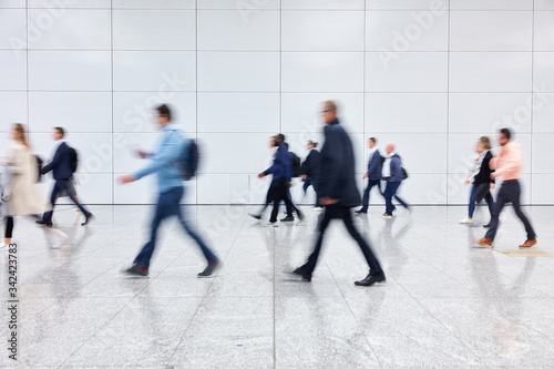 Viele anonyme Leute auf Messe oder Kongress