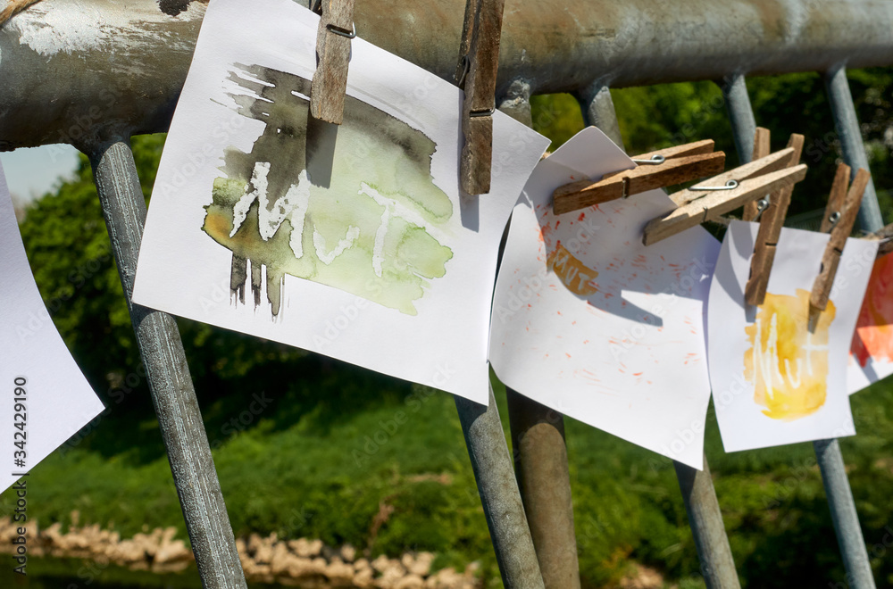 Φωτογραφία Hand bemalte Papierblätter mit der Aufschrift Mut an Brücken Geländer mit Wäsche Klammern befestigt