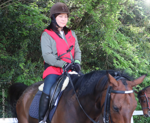 乗馬をする女性
