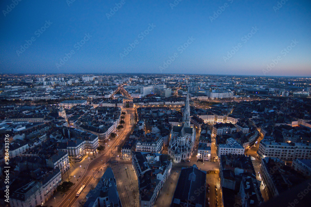 vue aérienne au coucher du soleil sur la vielle ville de Nantes