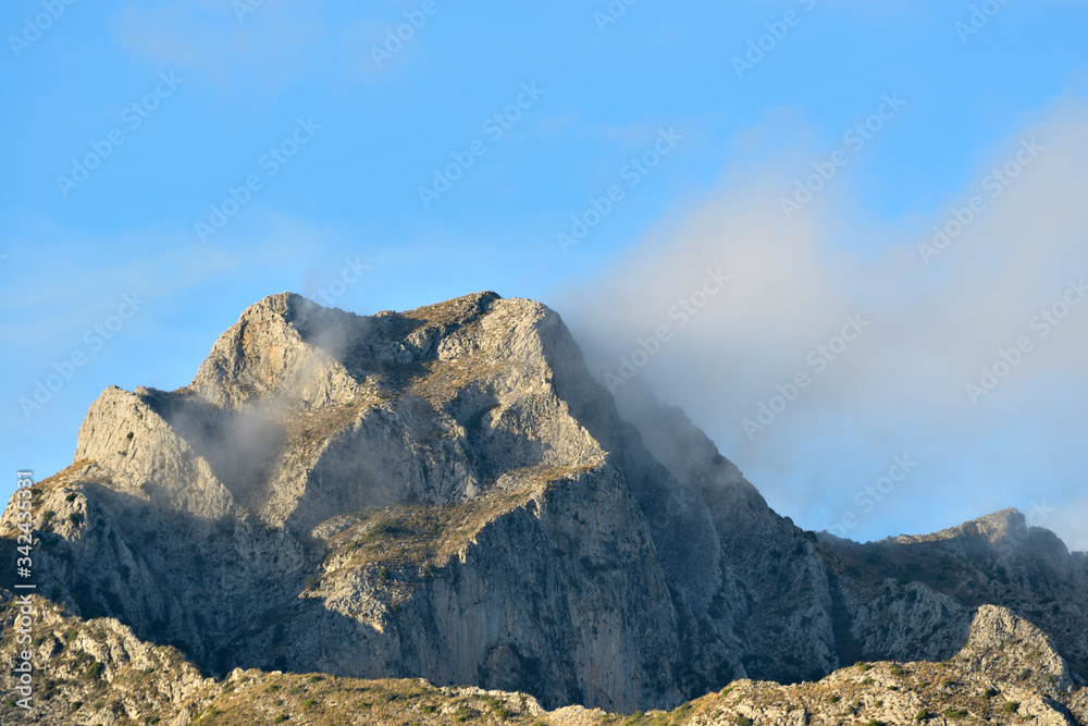 montaña con niebla en la concha Marbella Andalucía España