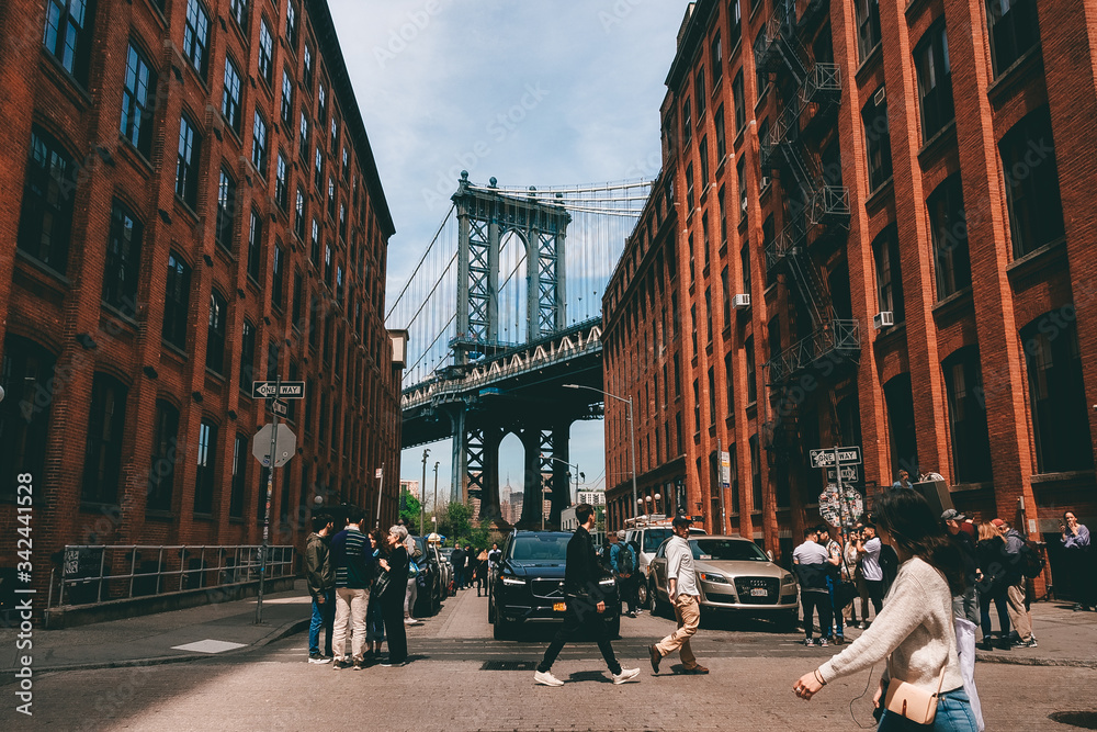 Fototapeta premium New York City, NY, USA - 04/20/2019: Famous and best view of Brooklyn Bridge 