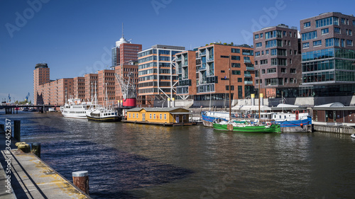 Traditionsschiffhafen Hamburg sonnig HD Format
