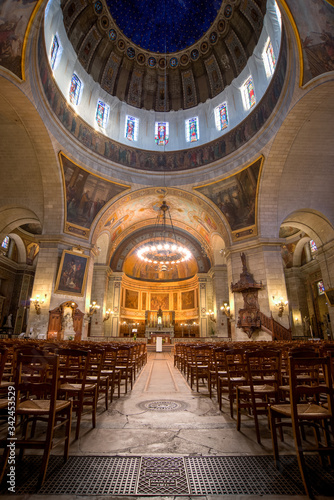 intérieur en bois et dorure d'une coupole d'église dans le centre-ville de Nantes en France