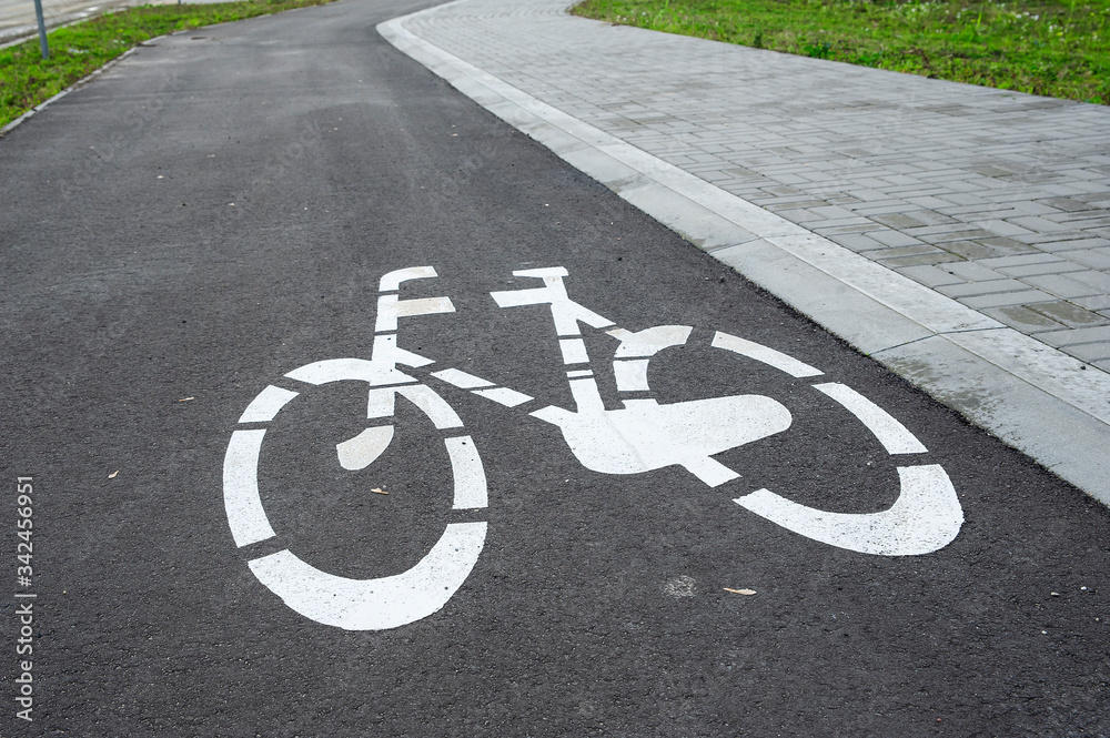 Obraz premium Cycle sign painted on the asphalt bike path