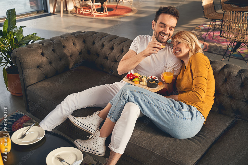 Obraz premium Smiling woman resting her head on her husbands shoulder