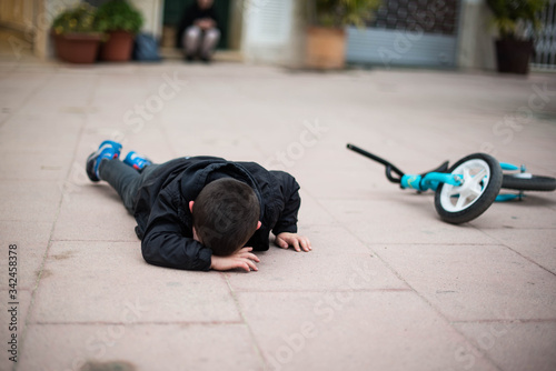 niño y bici