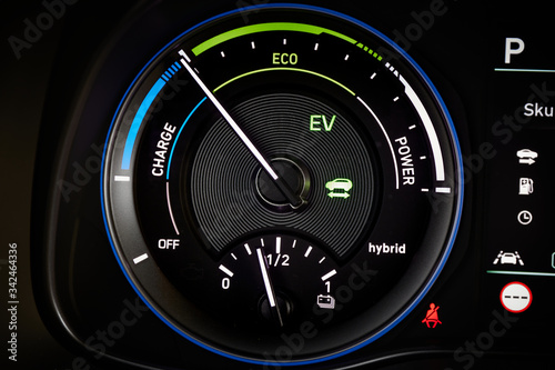 Fuel consumption efficiency indicator in a hybrid car