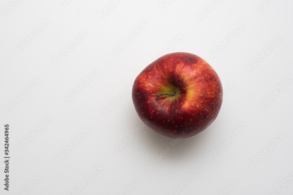 Czerwone jabłko na białym tle - obrazy, fototapety, plakaty 