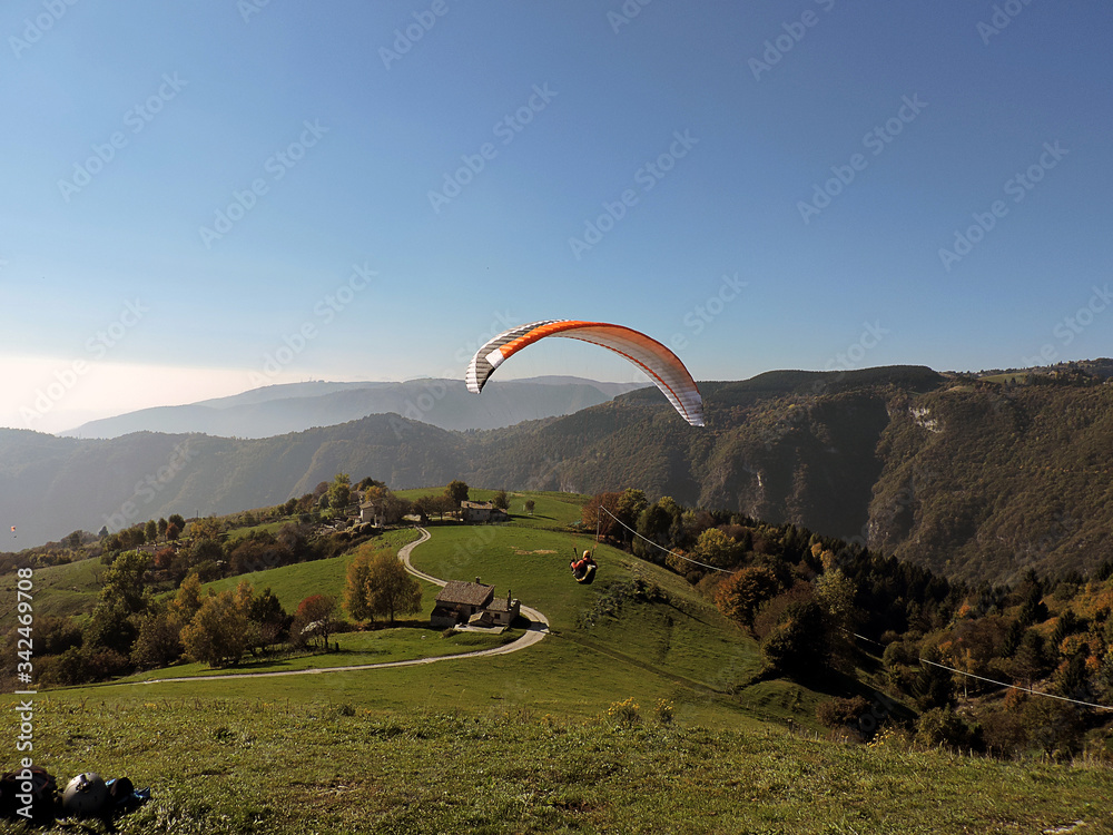 Paralotniarz na pięknymi górami