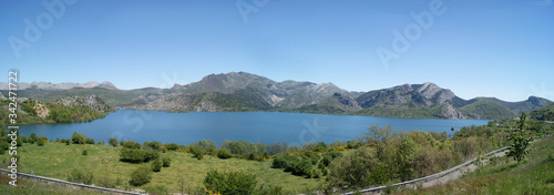 Vista panoramica de un lago con montañas de fondo