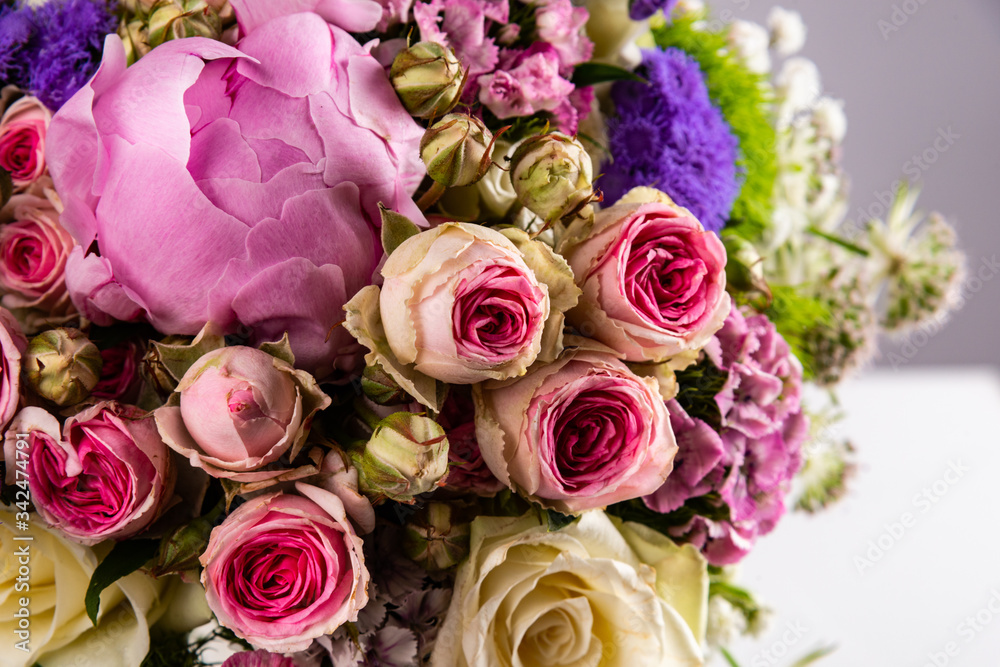 rose colorate e fiori composizione floreale con verde per sposi matrimonio