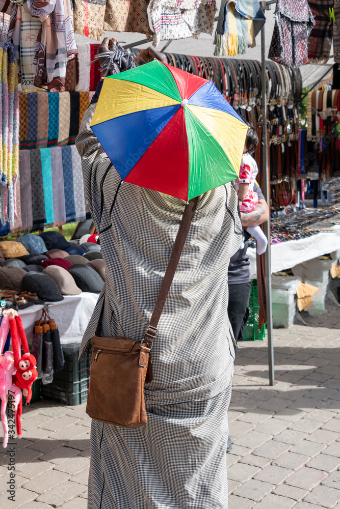 ein Markthändler vor seinem Stand in Spanien