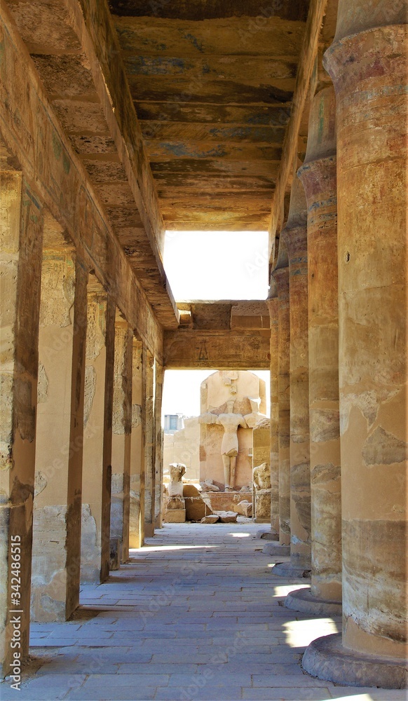 Corredor con columnas en templo