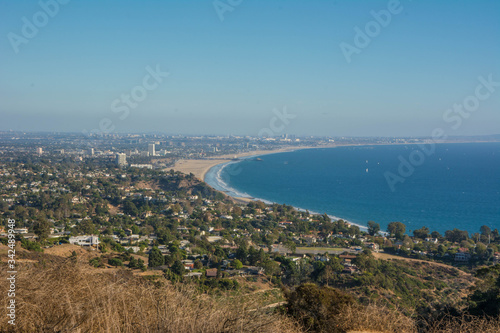 Vista aerea de Santa Monica y alrededores  California. Paisaje de playa y ciudad. Oc  ano Pacifico.