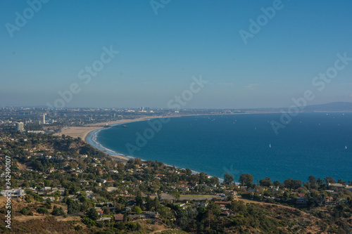 Vista aerea de Santa Monica y alrededores, California. Paisaje de playa y ciudad. Océano Pacifico. © Jonathan