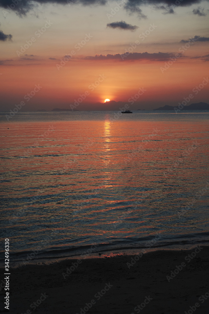 Obraz premium Sunset on the beach with calm sea in the foreground. Koh Samui island in Thailand