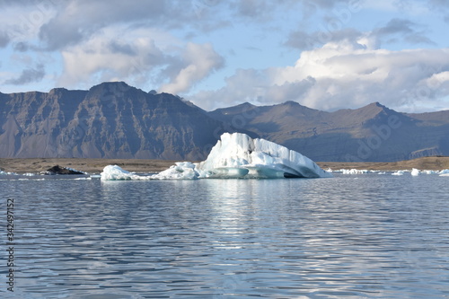 Iceberg en el glaciar de J  kuls  rl  n  Islandiao.