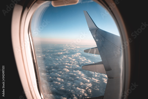 Voyage en avion depuis hublot - aile et nuages