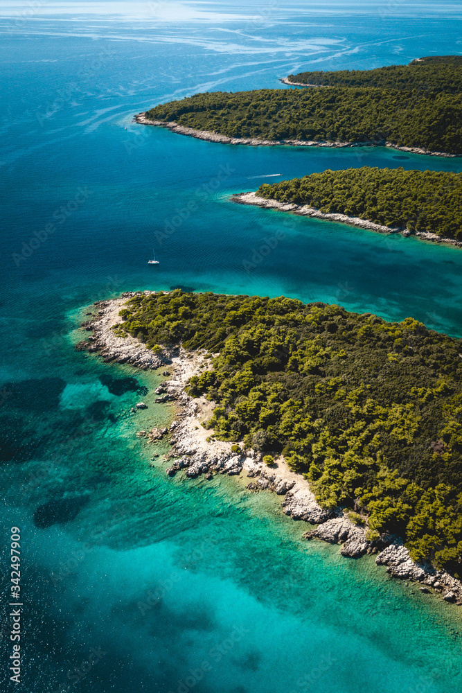 Criques et plages méditerranéennes sur l'île de Rab en Croatie par drone
