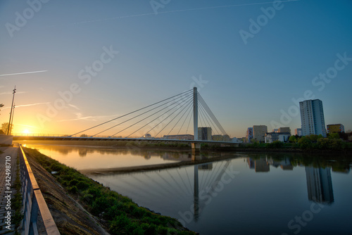 nouveau pont du centre-ville de Nantes sur le fleuve de la Loire avec lever du soleil © Guillaume Leray