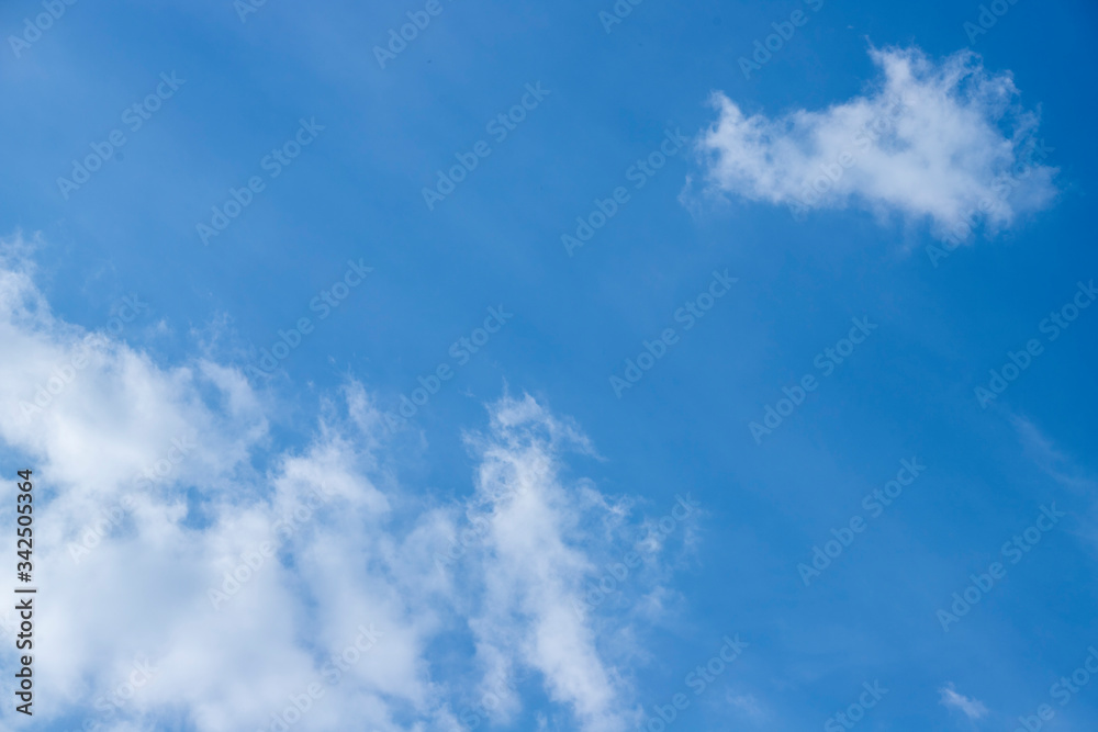 Białe chmury na błękitnym niebie