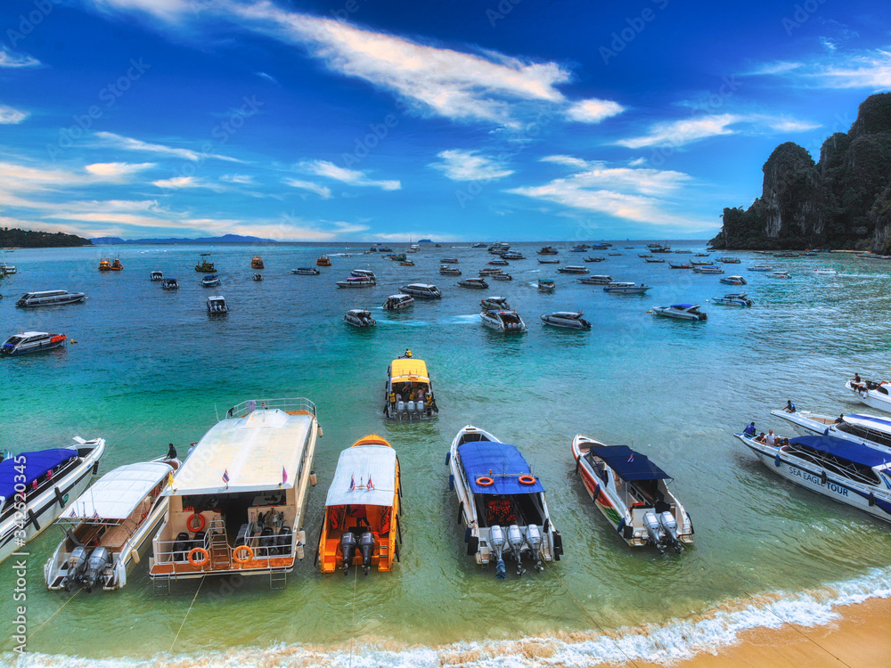 Naklejka premium boat on the beach