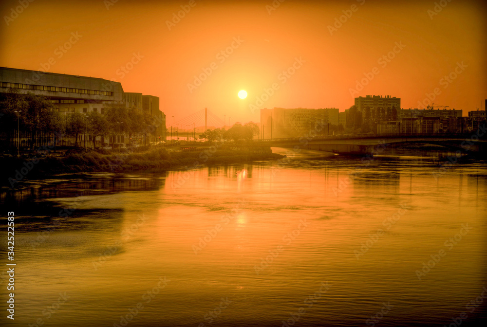 lever du soleil sur fleuve de la Loire à Nantes en France