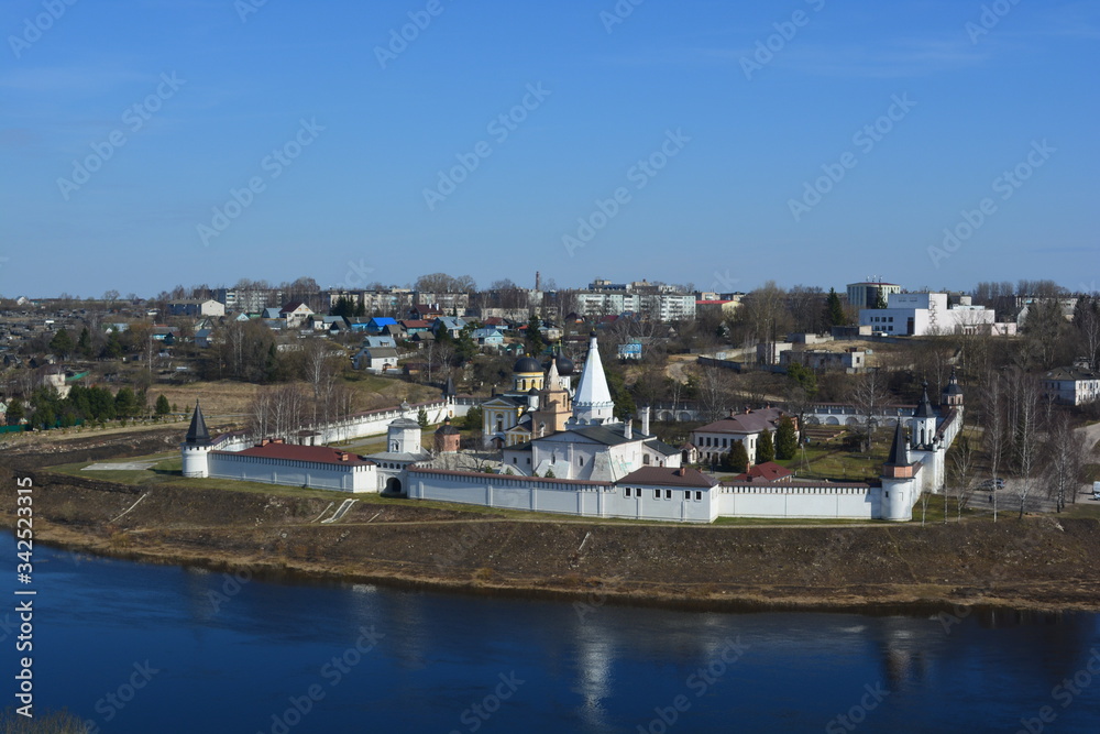Fototapeta premium Храмы Старицкого монастыря. Река. Панорама