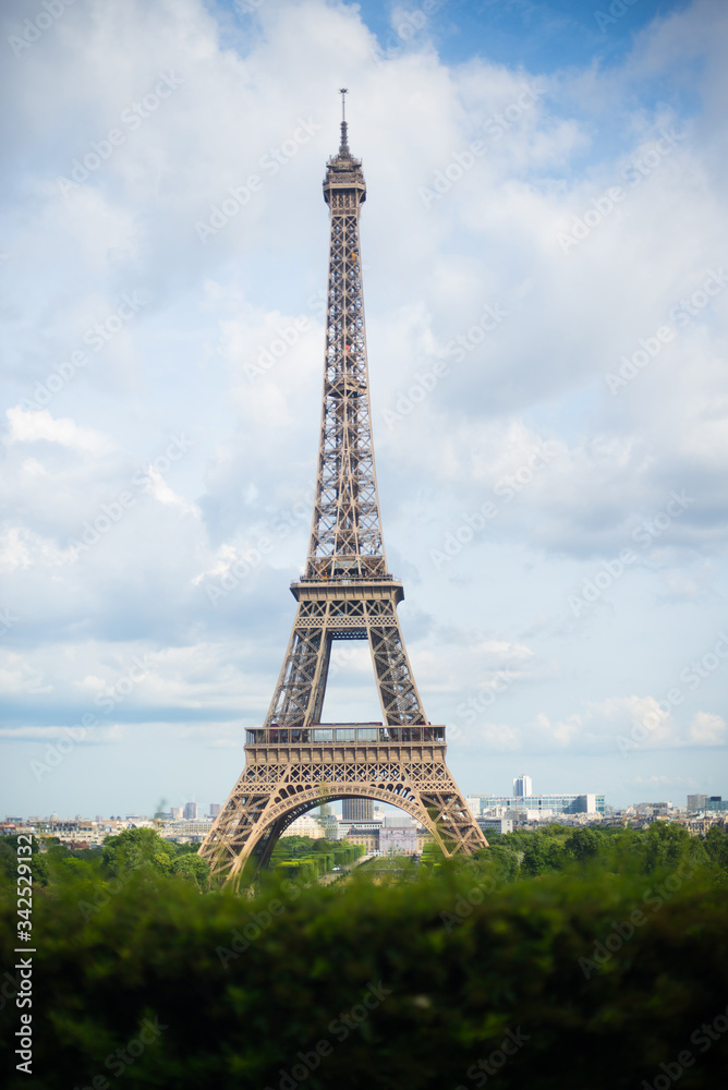 Fototapeta premium Great Eifel tower view with blue sky in the summer