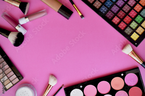 Maquillajes sobre fondo rosado