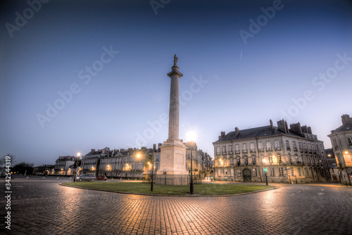 Fototapeta Naklejka Na Ścianę i Meble -  place pavé avec colonne et monument dans le centre historique de Nantes en France au lever du soleil