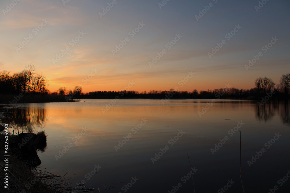 Naklejka premium sunset on the lake