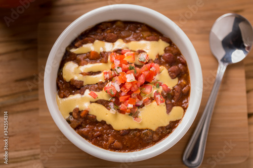 Foto Vegetable Chili with pico de gallo and spoon on the side