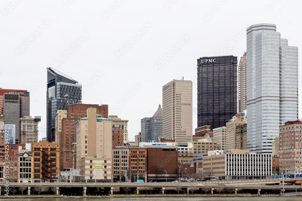 Obraz premium Pittsburgh, Pennsylvania, USA - January 11, 2020: Pittsburgh city downtown skyline. Pittsburgh is a city in the state of Pennsylvania in the United States.