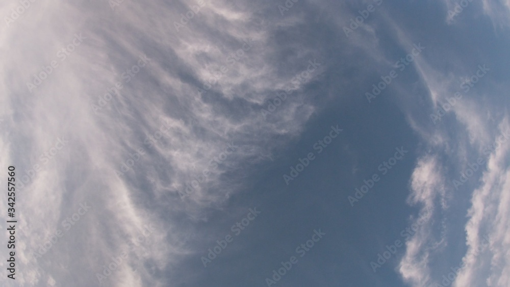 Nubes blancas en el cielo