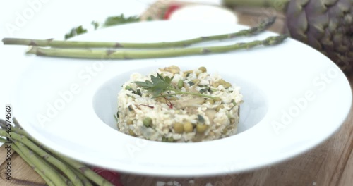 Riso basmati con asparagi, carciofi, piselli e prezzemolo: ricetta vegetariana