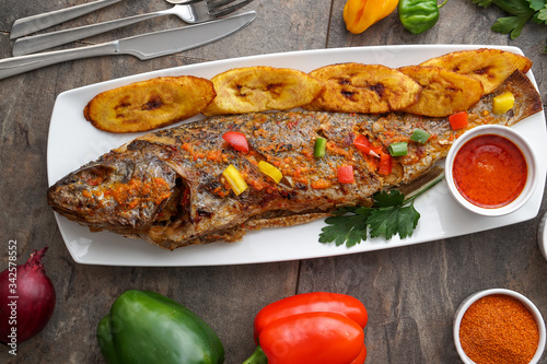 Foto Grilled fish curry with plantain and salad